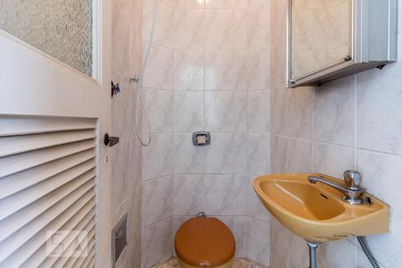 Apartamento para alugar com 100m², 2 quartos e 1 vaga Apartamento para alugar com 100m², 2 quartos e 1 vagaBanheiro de Serviço