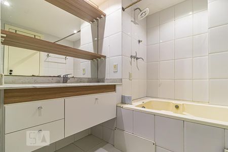 Apartamento para alugar com 120m², 4 quartos e 1 vaga Apartamento para alugar com 120m², 4 quartos e 1 vagaBanheiro da Suíte