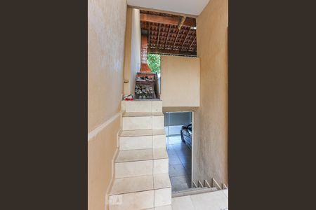 Casa à venda com 280m², 4 quartos e 2 vagasEscada Corredor
