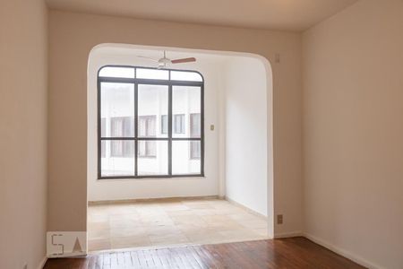 Apartamento para alugar com 220m², 4 quartos e 2 vagas Apartamento para alugar com 220m², 4 quartos e 2 vagasSuíte