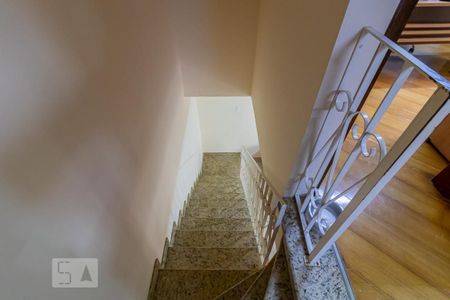 Casa à venda com 532m², 4 quartos e 5 vagasEscadas da Casa 2 