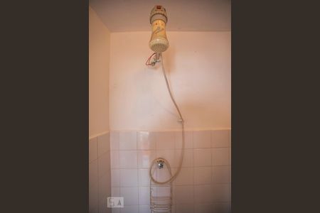 Casa à venda com 180m², 4 quartos e 2 vagas Casa à venda com 180m², 4 quartos e 2 vagasBanheiro de Serviço - Chuveiro