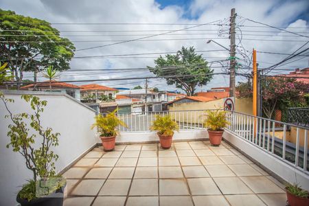 Casa à venda com 180m², 4 quartos e 2 vagas Casa à venda com 180m², 4 quartos e 2 vagasTerraço
