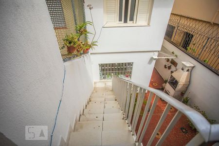 Casa à venda com 180m², 4 quartos e 2 vagas Casa à venda com 180m², 4 quartos e 2 vagasEscadas - Escritório