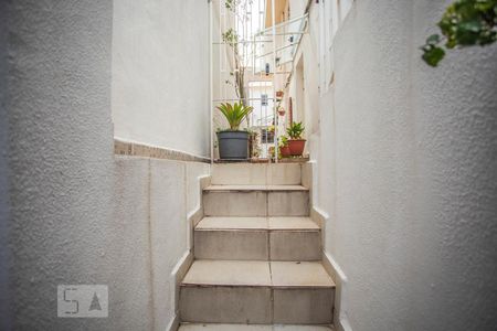 Casa à venda com 180m², 4 quartos e 2 vagas Casa à venda com 180m², 4 quartos e 2 vagasEscadas - Garagem