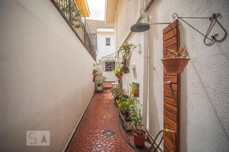 Casa à venda com 180m², 4 quartos e 2 vagas Casa à venda com 180m², 4 quartos e 2 vagasCorredor externo