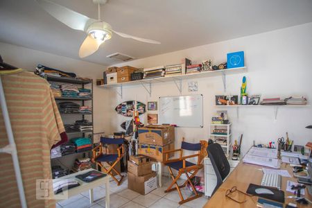 Casa à venda com 180m², 4 quartos e 2 vagas Casa à venda com 180m², 4 quartos e 2 vagasEscritório