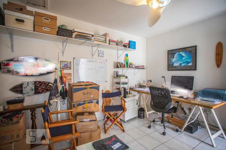 Casa à venda com 180m², 4 quartos e 2 vagas Casa à venda com 180m², 4 quartos e 2 vagasEscritório