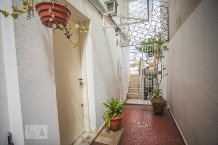 Casa à venda com 180m², 4 quartos e 2 vagas Casa à venda com 180m², 4 quartos e 2 vagasCorredor externo