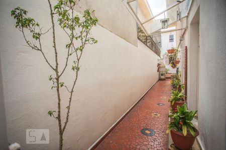 Casa à venda com 180m², 4 quartos e 2 vagas Casa à venda com 180m², 4 quartos e 2 vagasCorredor externo