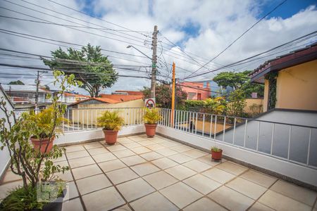 Casa à venda com 180m², 4 quartos e 2 vagas Casa à venda com 180m², 4 quartos e 2 vagasTerraço