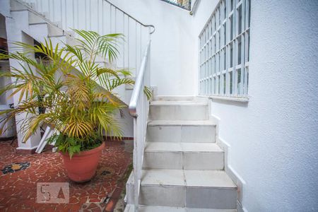 Casa à venda com 180m², 4 quartos e 2 vagas Casa à venda com 180m², 4 quartos e 2 vagasEscadas - Escritório