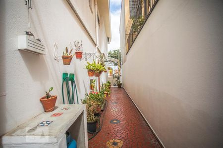 Casa à venda com 180m², 4 quartos e 2 vagas Casa à venda com 180m², 4 quartos e 2 vagasCorredor externo