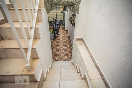 Casa à venda com 180m², 4 quartos e 2 vagas Casa à venda com 180m², 4 quartos e 2 vagasEscadas - Garagem