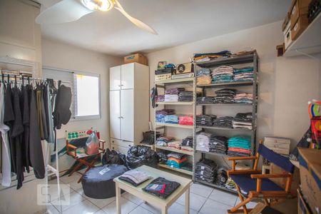 Casa à venda com 180m², 4 quartos e 2 vagas Casa à venda com 180m², 4 quartos e 2 vagasEscritório