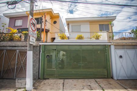Casa à venda com 180m², 4 quartos e 2 vagas Casa à venda com 180m², 4 quartos e 2 vagasFachada
