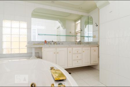 Casa à venda com 480m², 4 quartos e 5 vagas Casa à venda com 480m², 4 quartos e 5 vagasBanheiro da suíte 2