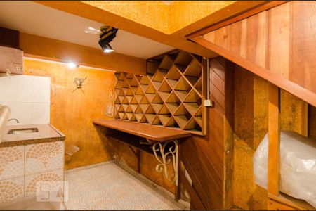 Casa à venda com 480m², 4 quartos e 5 vagas Casa à venda com 480m², 4 quartos e 5 vagasAdega