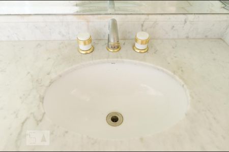 Casa à venda com 480m², 4 quartos e 5 vagas Casa à venda com 480m², 4 quartos e 5 vagasBanheiro da suíte 2