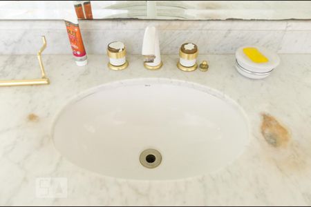 Casa à venda com 480m², 4 quartos e 5 vagas Casa à venda com 480m², 4 quartos e 5 vagasBanheiro da suíte 2