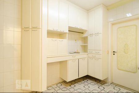 Casa à venda com 480m², 4 quartos e 5 vagas Casa à venda com 480m², 4 quartos e 5 vagasÁrea de serviço