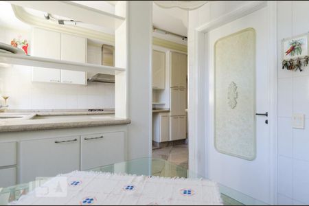 Casa à venda com 480m², 4 quartos e 5 vagas Casa à venda com 480m², 4 quartos e 5 vagasCozinha