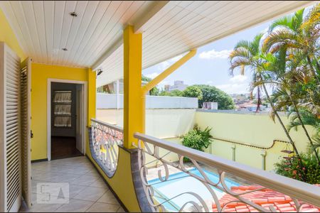 Casa à venda com 480m², 4 quartos e 5 vagas Casa à venda com 480m², 4 quartos e 5 vagasVaranda