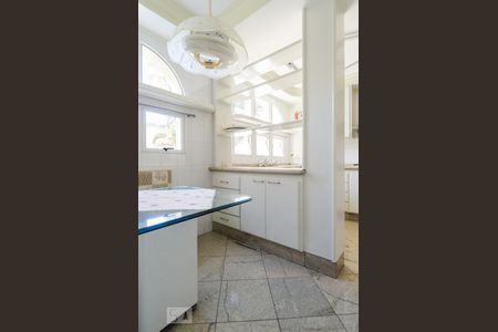 Casa à venda com 480m², 4 quartos e 5 vagas Casa à venda com 480m², 4 quartos e 5 vagasCozinha