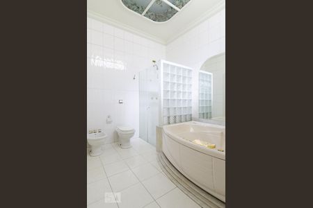 Casa à venda com 480m², 4 quartos e 5 vagas Casa à venda com 480m², 4 quartos e 5 vagasBanheiro da suíte 2