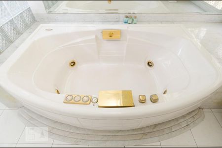 Casa à venda com 480m², 4 quartos e 5 vagas Casa à venda com 480m², 4 quartos e 5 vagasBanheiro da suíte 2