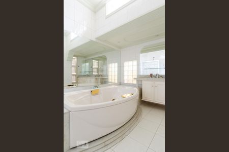 Casa à venda com 480m², 4 quartos e 5 vagas Casa à venda com 480m², 4 quartos e 5 vagasBanheiro da suíte 2