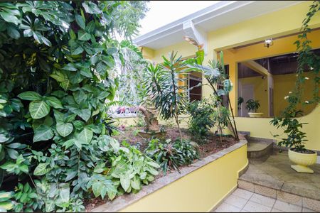 Casa à venda com 480m², 4 quartos e 5 vagas Casa à venda com 480m², 4 quartos e 5 vagasEntrada