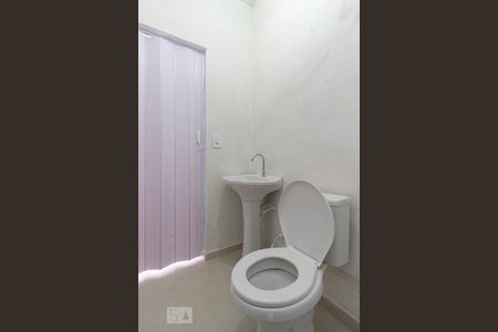 Banheiro de kitnet/studio para alugar com 1 quarto, 28m² em Parque Sao Luis, São Paulo