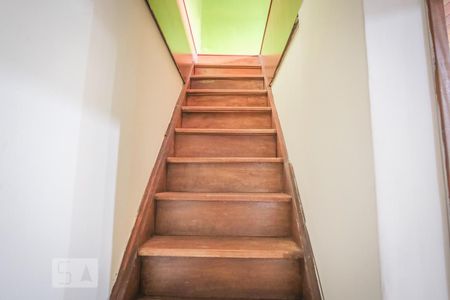 Casa para alugar com 200m², 3 quartos e 3 vagas Casa para alugar com 200m², 3 quartos e 3 vagasEscada