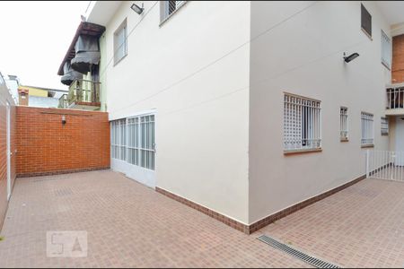 Casa para alugar com 250m², 5 quartos e 2 vagasQuintal e Corredor - Fundos