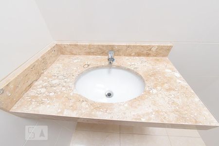 Casa de condomínio para alugar com 110m², 3 quartos e 2 vagasBanheiro da Suite