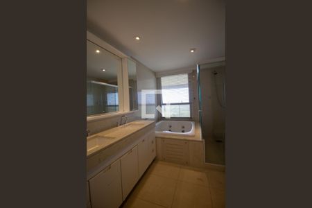 Apartamento à venda com 278m², 4 quartos e 4 vagasBanheiro da Suíte 4