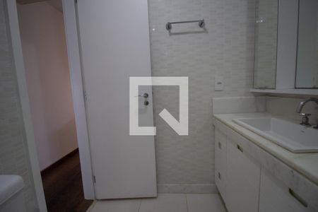 Apartamento à venda com 278m², 4 quartos e 4 vagasBanheiro da Suíte 2