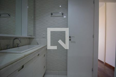 Apartamento à venda com 278m², 4 quartos e 4 vagasBanheiro da Suíte 3