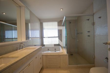 Apartamento à venda com 278m², 4 quartos e 4 vagasBanheiro da Suíte 4