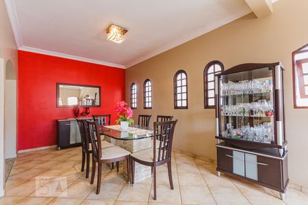 Casa para alugar com 320m², 3 quartos e 3 vagas Casa para alugar com 320m², 3 quartos e 3 vagasSala de Jantar