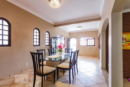 Casa para alugar com 320m², 3 quartos e 3 vagas Casa para alugar com 320m², 3 quartos e 3 vagasSala de Jantar