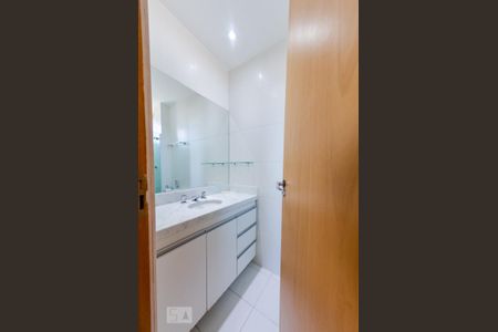 Apartamento para alugar com 140m², 2 quartos e 2 vagas Apartamento para alugar com 140m², 2 quartos e 2 vagasBanheiro da suíte