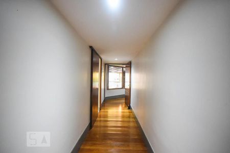 Casa à venda com 920m², 4 quartos e 6 vagas Casa à venda com 920m², 4 quartos e 6 vagasCorredor 2