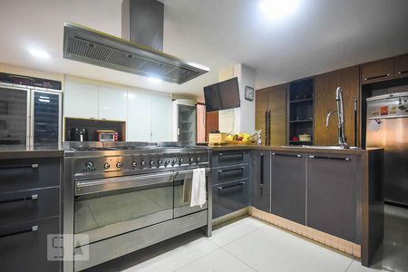 Casa à venda com 920m², 4 quartos e 6 vagas Casa à venda com 920m², 4 quartos e 6 vagasCozinha