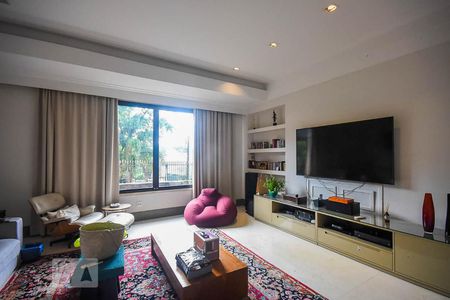 Sala de tv de casa à venda com 4 quartos, 920m² em Jardim Guedala, São Paulo