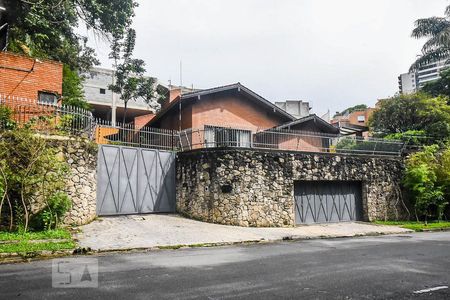 Casa à venda com 920m², 4 quartos e 6 vagas Casa à venda com 920m², 4 quartos e 6 vagasFachada