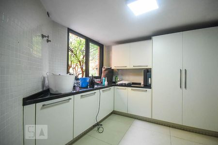 Casa à venda com 920m², 4 quartos e 6 vagas Casa à venda com 920m², 4 quartos e 6 vagasÁrea de serviço