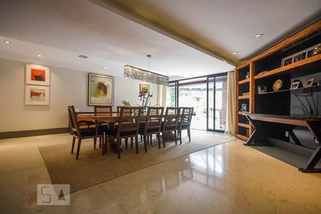 Casa à venda com 920m², 4 quartos e 6 vagas Casa à venda com 920m², 4 quartos e 6 vagasSala de jantar