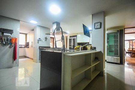 Casa à venda com 920m², 4 quartos e 6 vagas Casa à venda com 920m², 4 quartos e 6 vagasCozinha